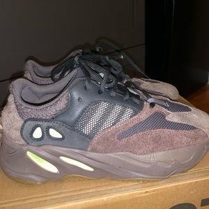 I’m selling YEEZY 700 so 5 in boys
